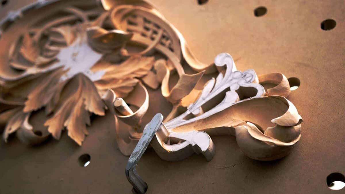 Pierced acanthus leaves, gold light
