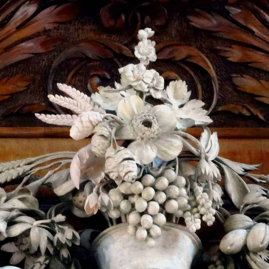 Pale bouquet standing in front of polished dark ornament