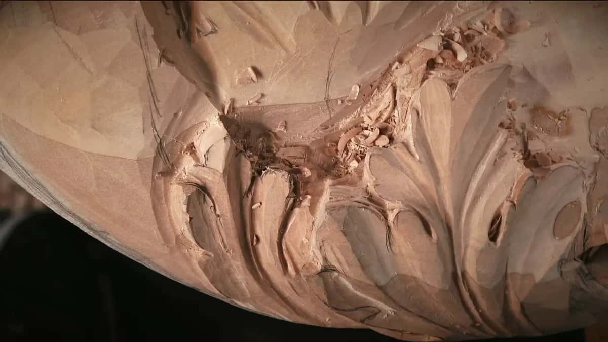 In this reddish coarse grained panel the middle has broken into chunks while the lobes beside it stayed smooth.