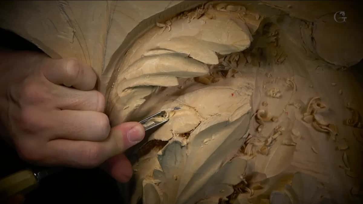 Thumb braced on the tool