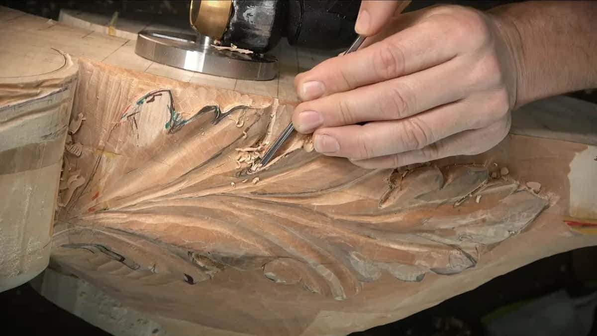 A thin tool held like a pen at one lobe