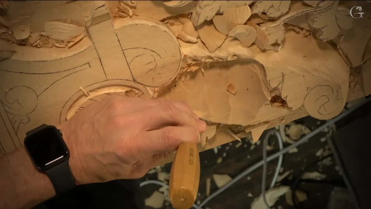 Stamped handle, blade hidden under the fingers, pressed at the wall of the lowered area.