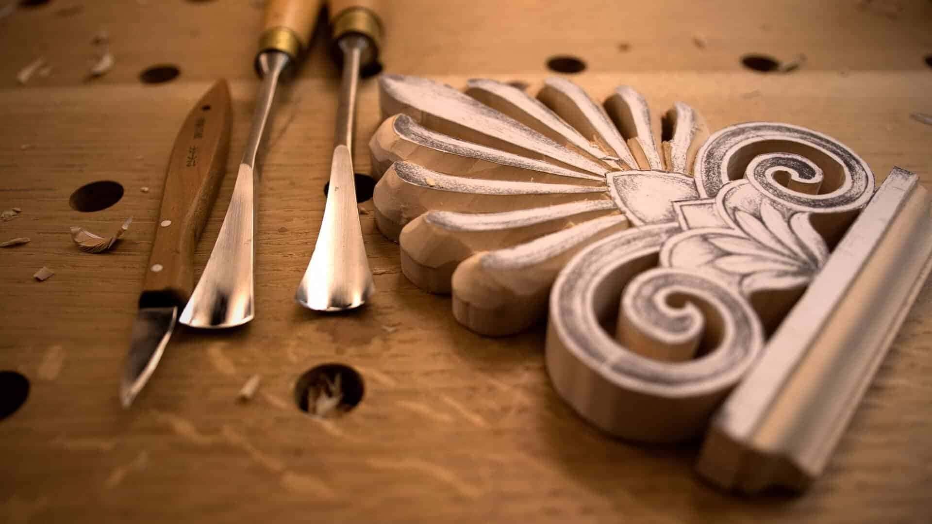 What are the best types of wood for beginners to practice carving?
