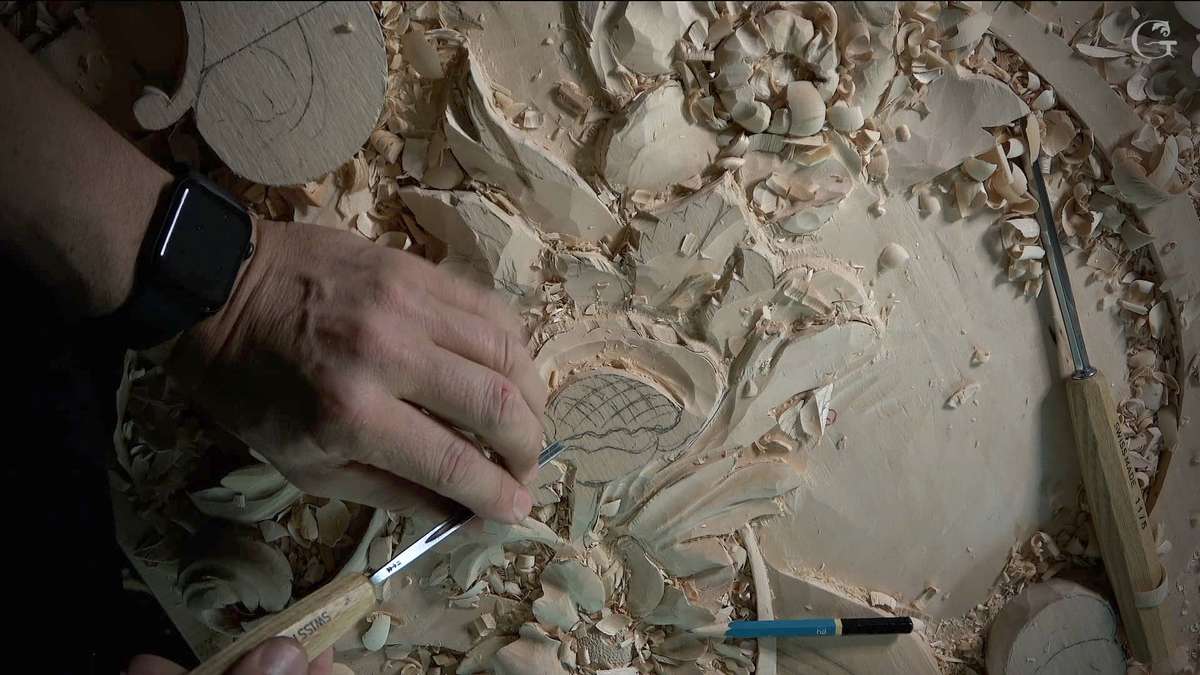 Alexander Grabovetskiy - Woodcarver carves flowers on a above panel of Venetian style of wood carving. This Panel goes on the top of wall panel and decorated with a lot of carved flowers and foliage and acanthus leafs as well with some Moldings in High Baroque style of 15-16th century Venice.