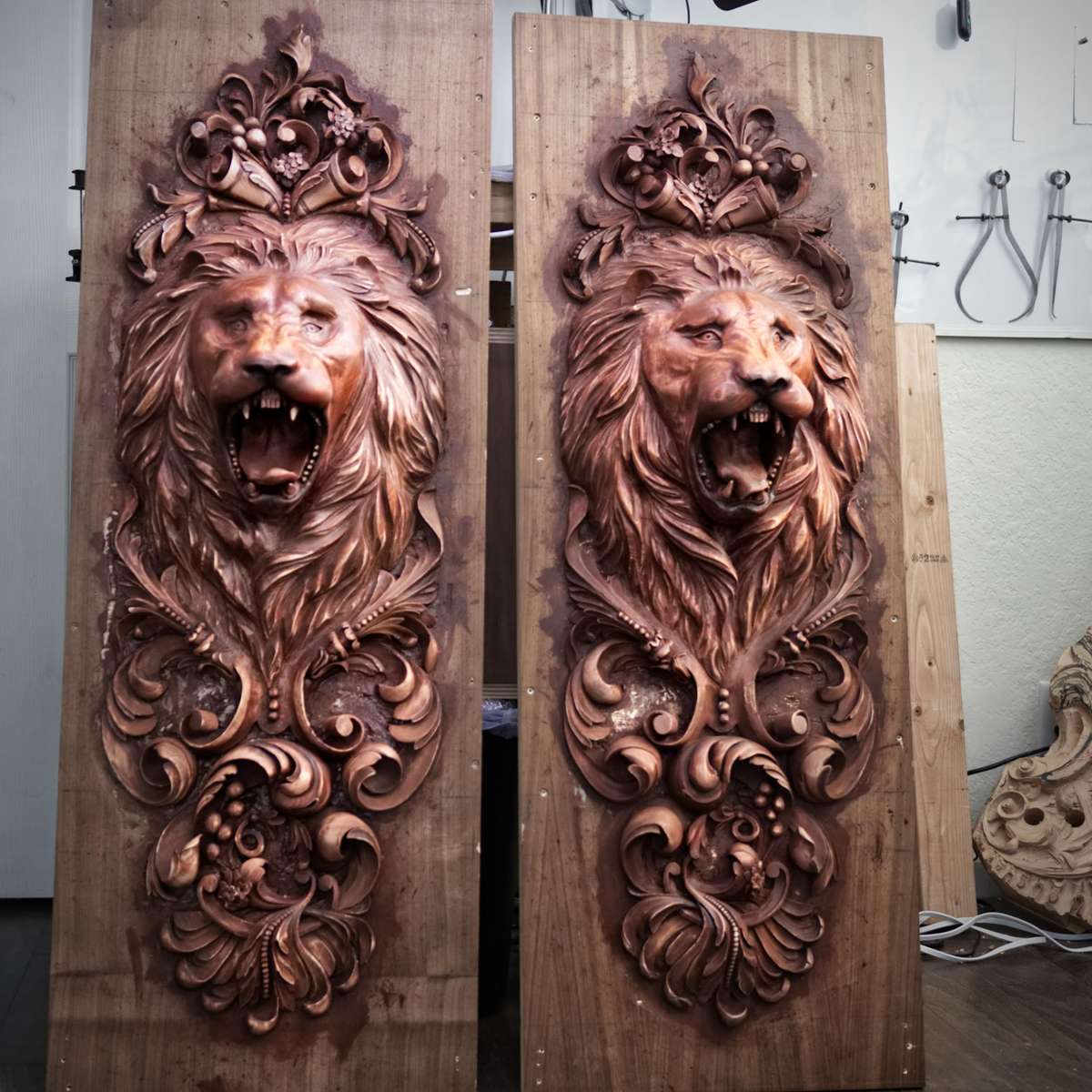 Lions_carved_by_Alexander_Grabovetskiy