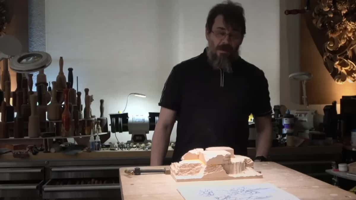 The moment Alexander finds his own mistake, the two hazelnuts left too close for the husk to wrap each one