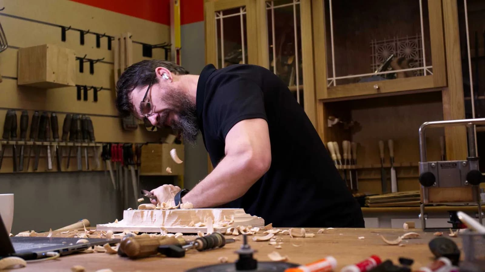 What wood carving tools should a beginner use?