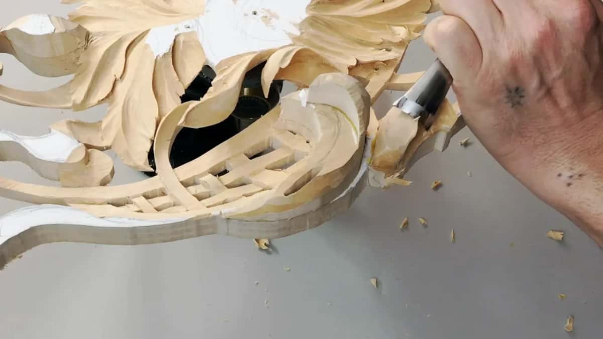 Gouge entering the hollow from above, right hand steering