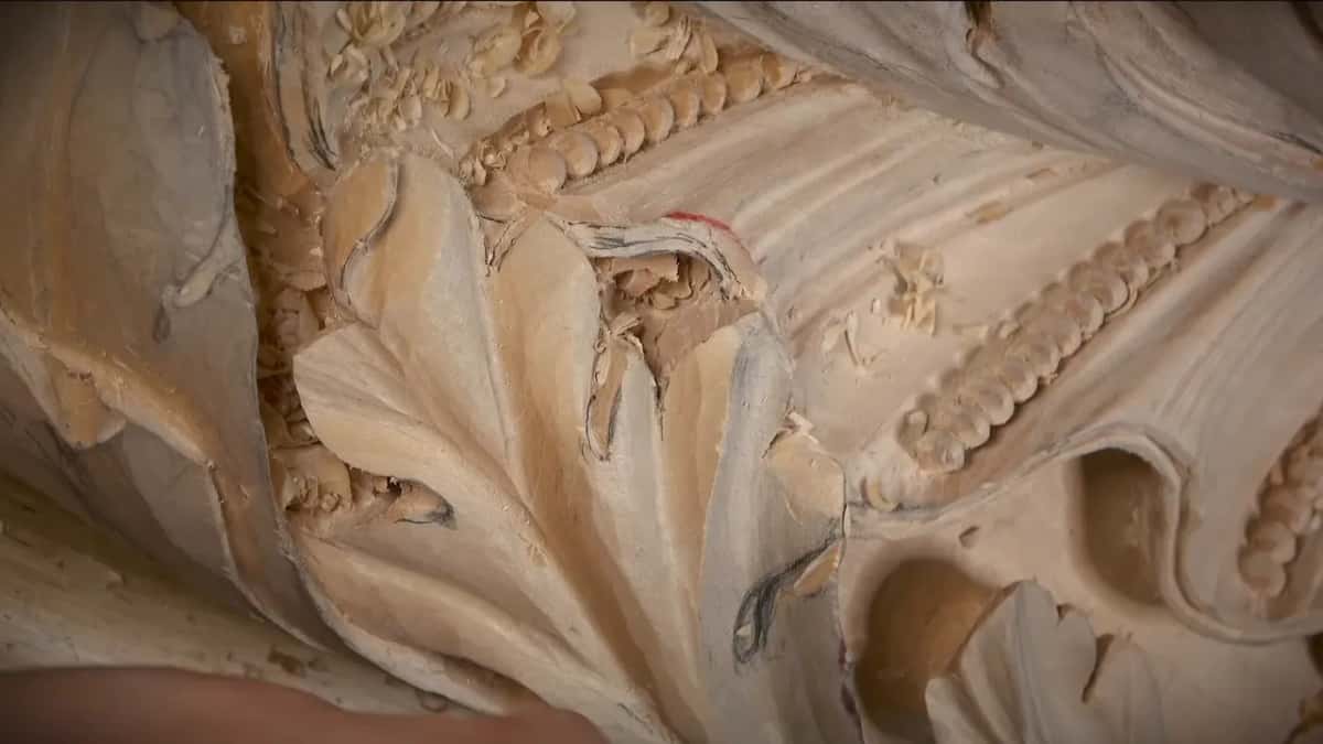 Beading running past a carved lobe