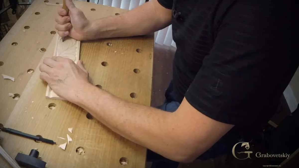 Blade travelling along a curved line