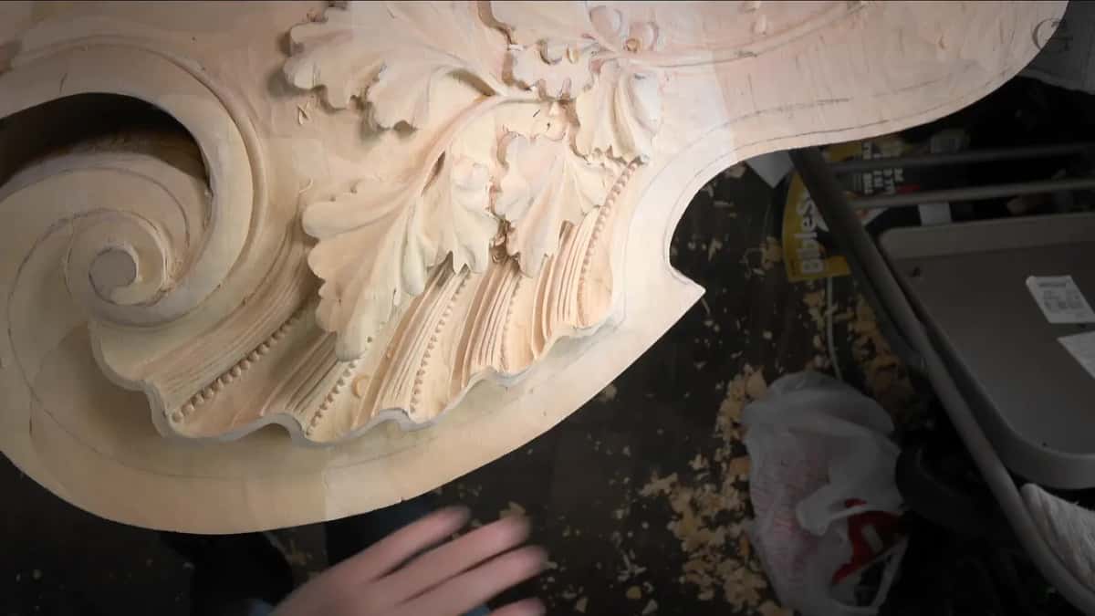 Scroll, oak leaves and ribbed shell from above.