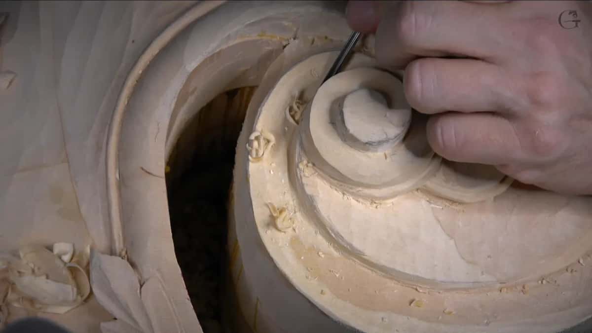 Thin veiner at the eye of the spiral, a deep dark opening beside it.