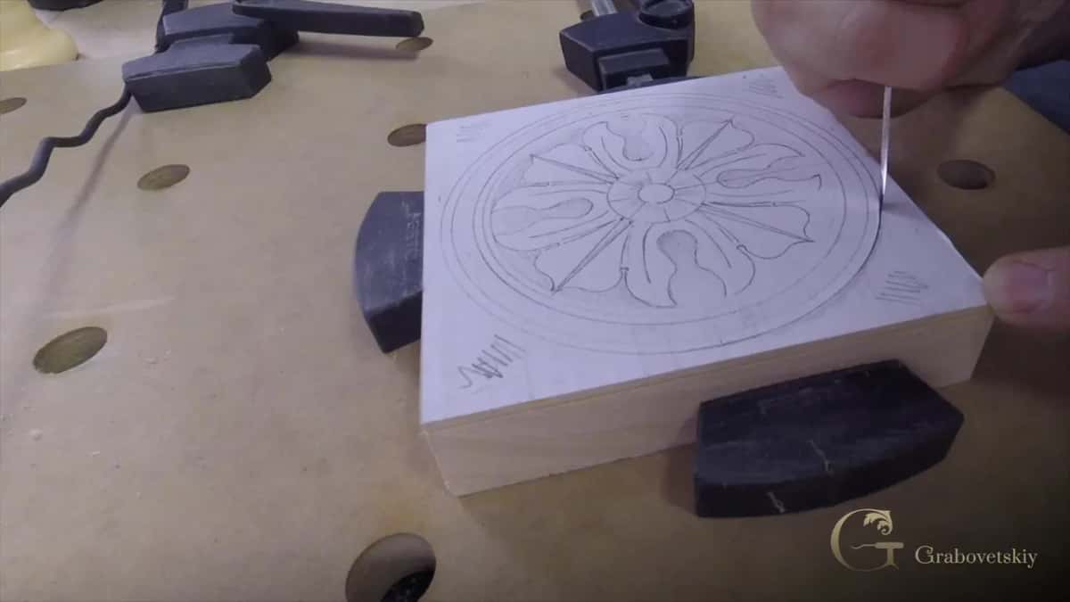 Knife at the edge of the glued pattern, starting the circle