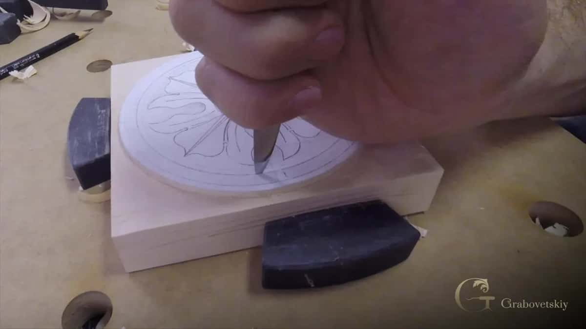 Knife set against the inner wall of the ring