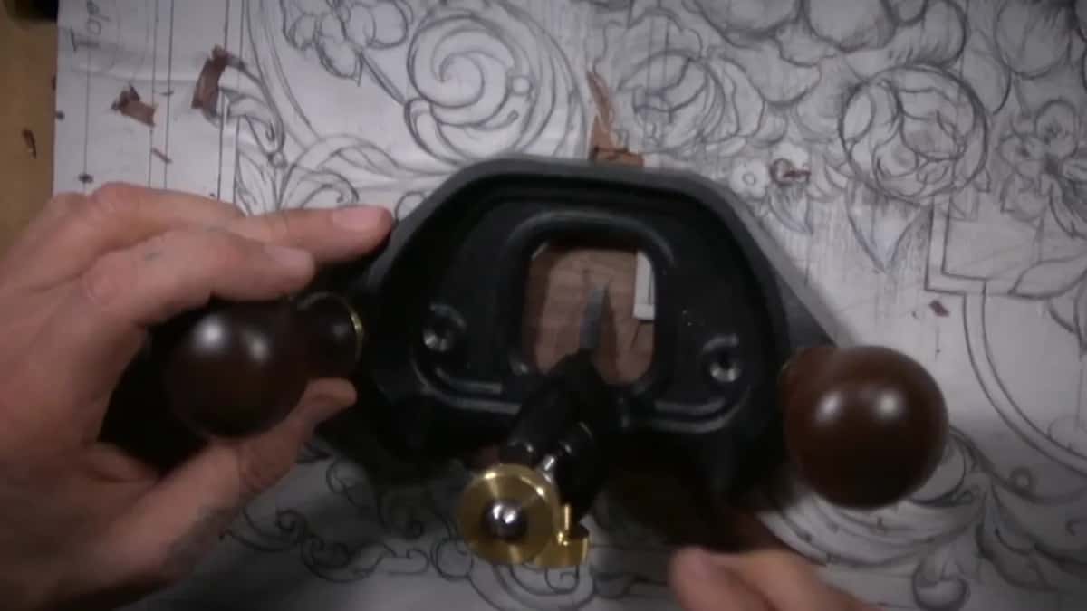 Setting the narrow blade in the router plane, both knobs held
