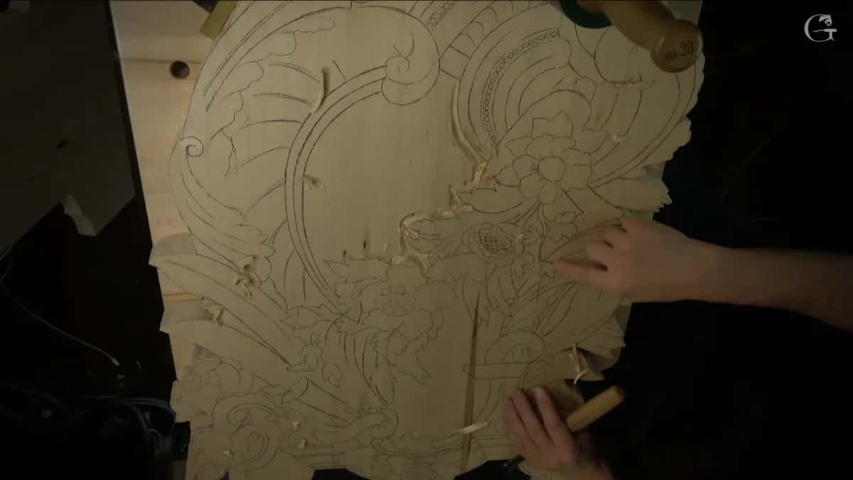 Seen from above, the whole board with its first grooves around the middle shape, a mallet handle at the top