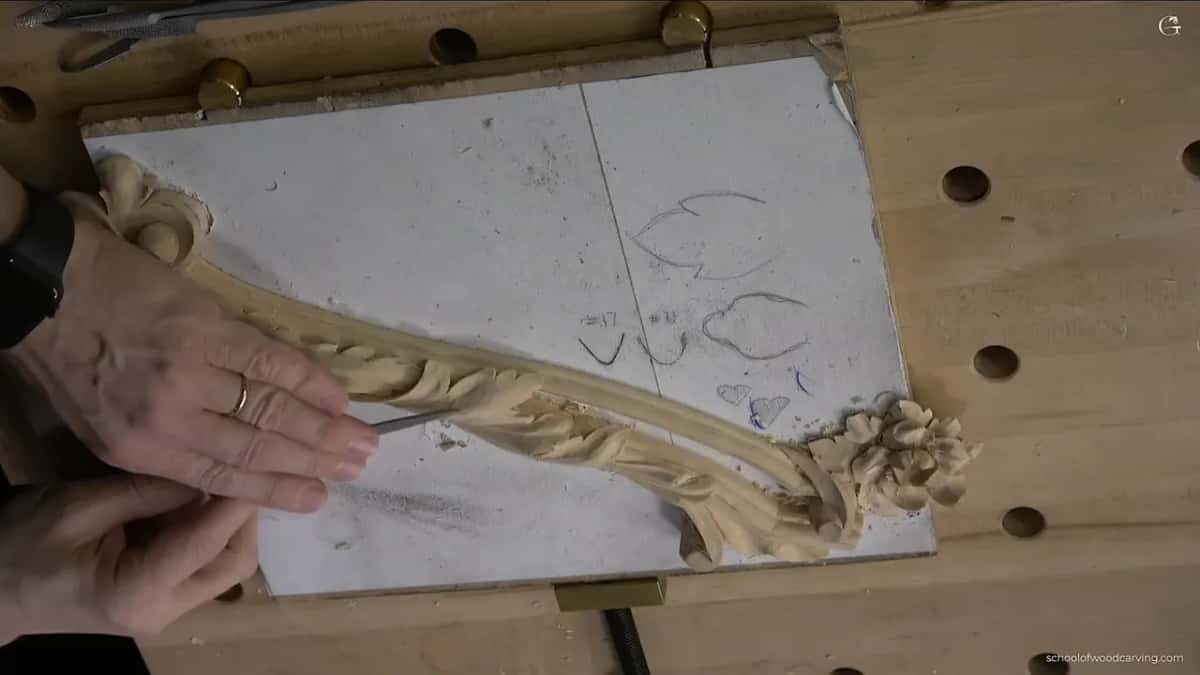Molding catching light along the whole length of the panel.