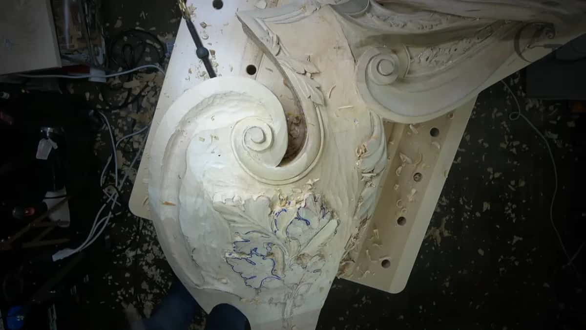 It matters Whole corbel mounted upright on its plate, big volute and acanthus, blue pencil across the leaves
