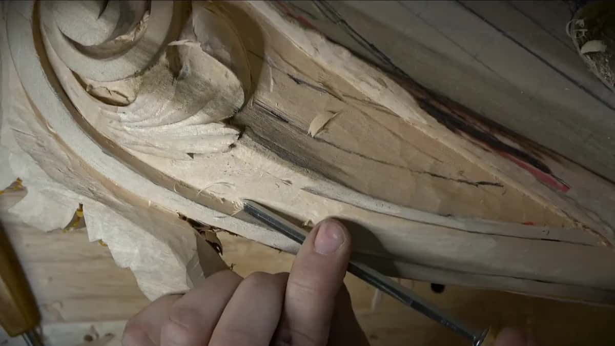 Four millimeters Hand with a small tool at the scroll edge, chips