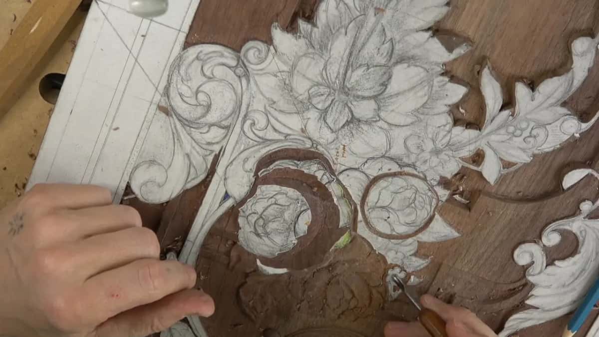 Small handled tool working at the lower flower