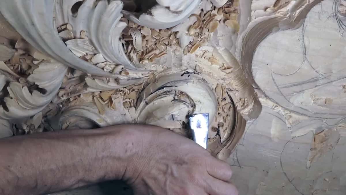 Flat steel shaves along an edge of the head, with the rolled curl just to its left.