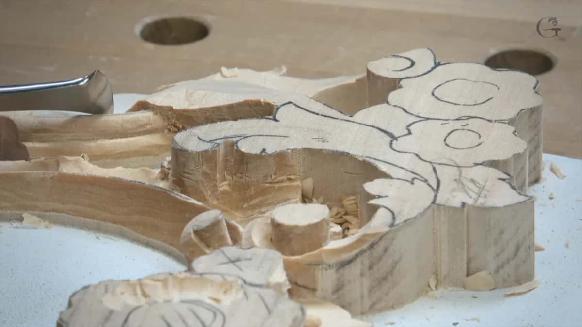Acanthus wrapping the molding