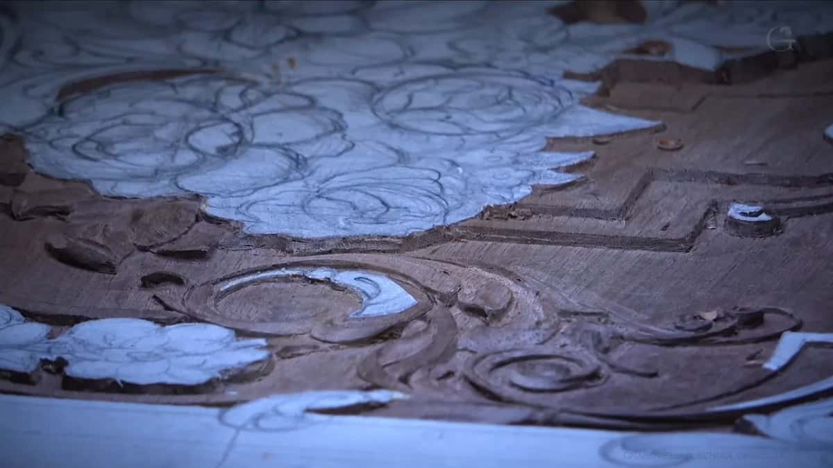 Corner of the panel seen at a slant, the big bouquet still under paper