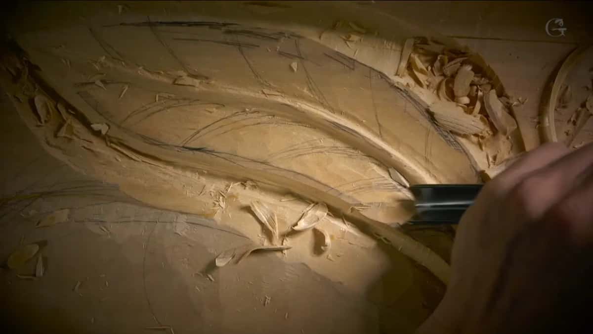 From the right Gouge with a black ferrule entering a lobe from the right
