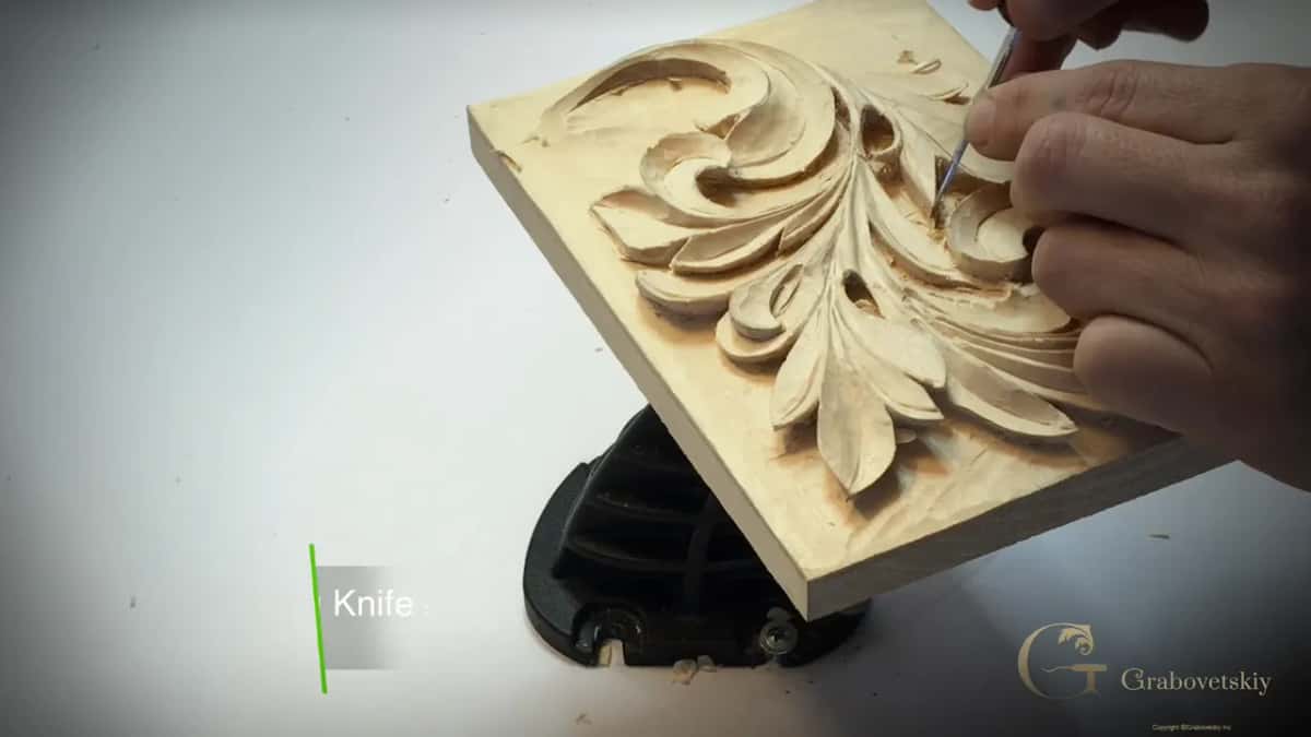 Knife card on screen as the blade goes along the scroll