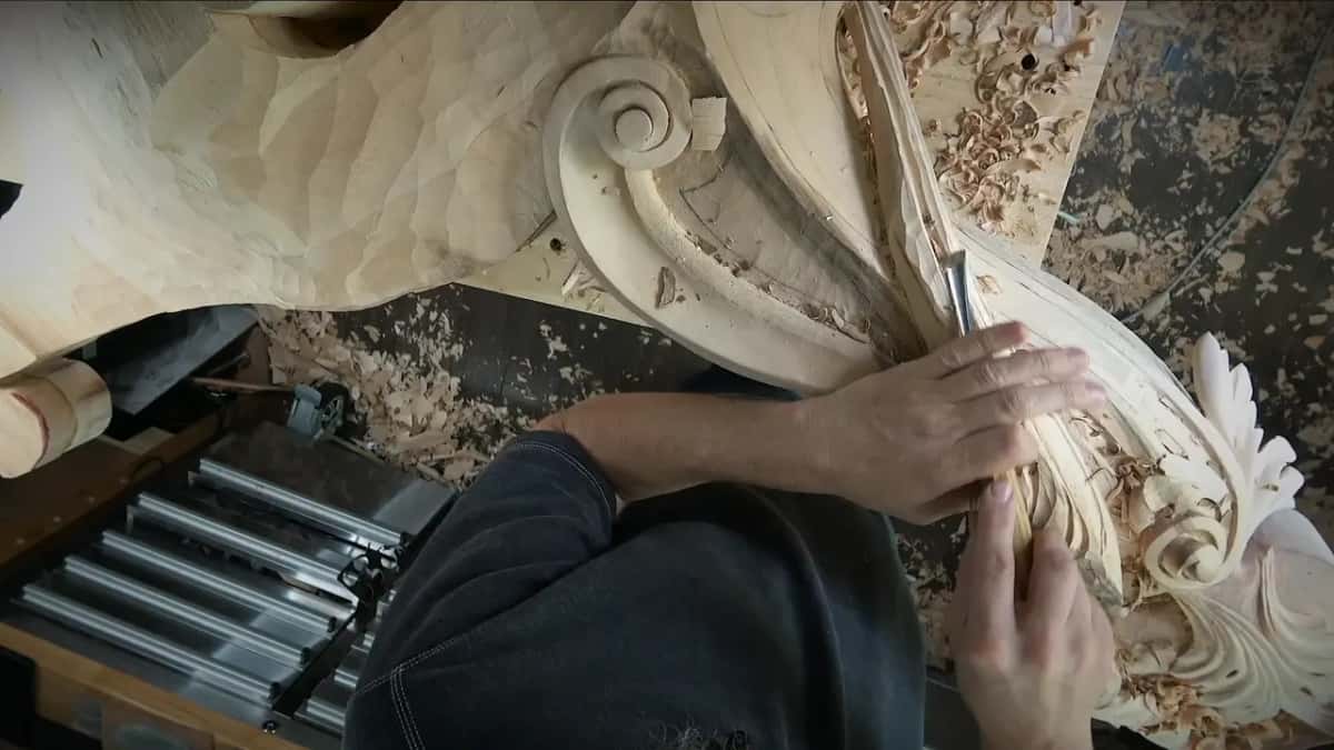 Fingers press a gouge along the band