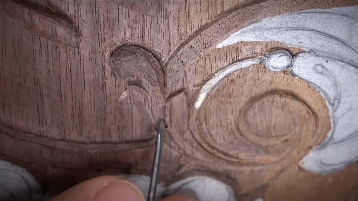 Needle point in the groove