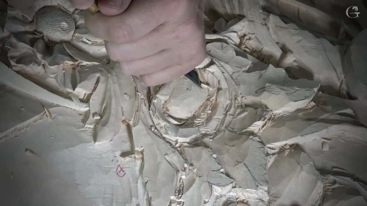 Gouge held in the fingertips