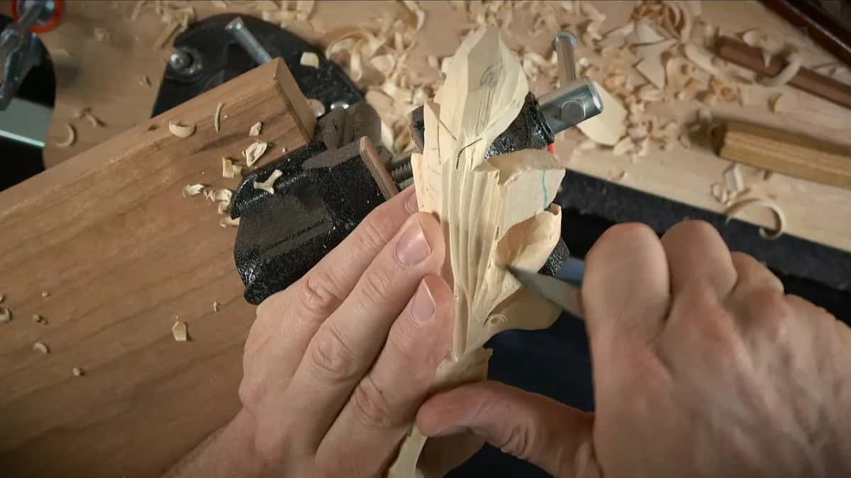 Knife edge refining the side of a lobe