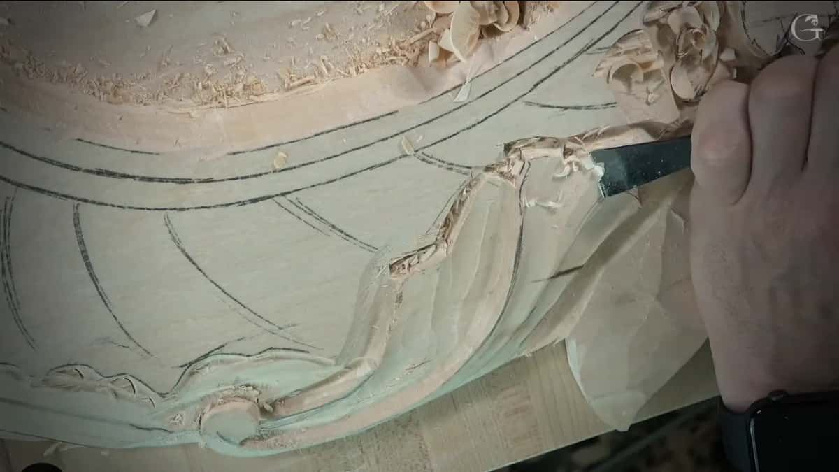 Side camera, low along a raised carved rim