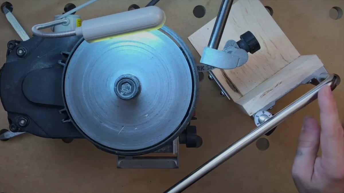 Overhead shot of the Work Sharp 3000, flat wheel on the left, tool rest and angle dial on the right.