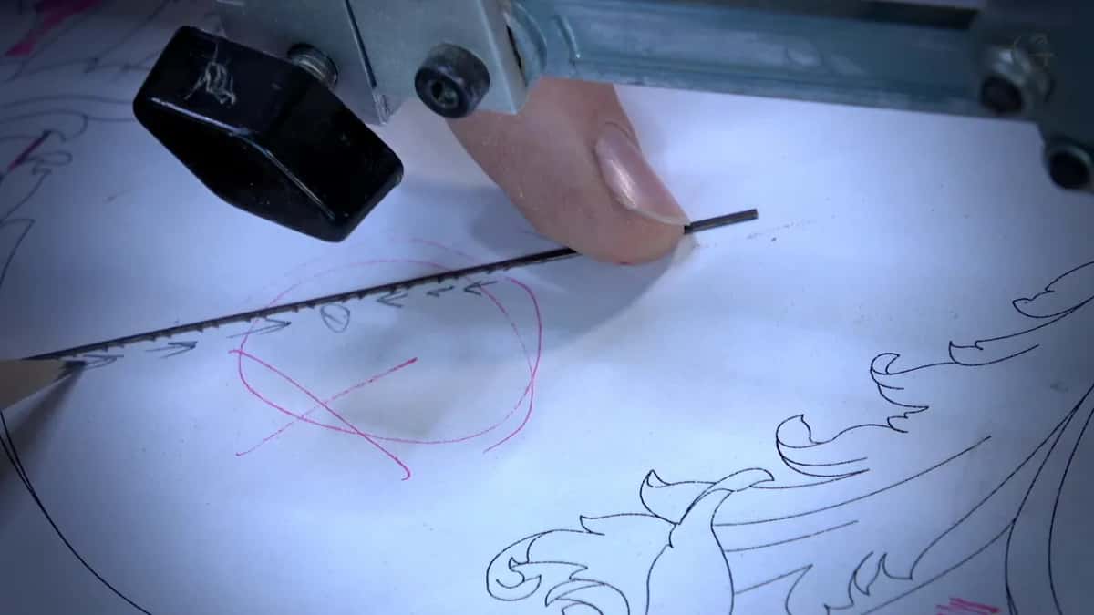 Reverse tooth blade Reverse tooth blade over a red X marking waste