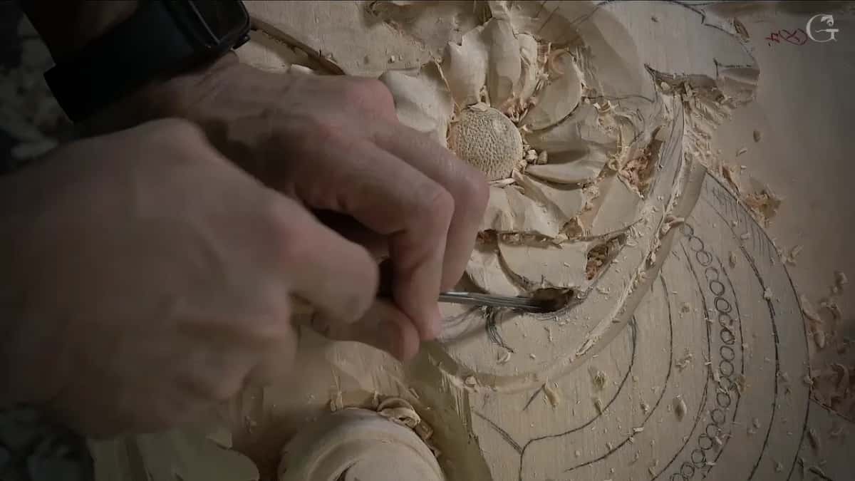 Watch on the wrist, point of a veiner inside a small hole below the flower