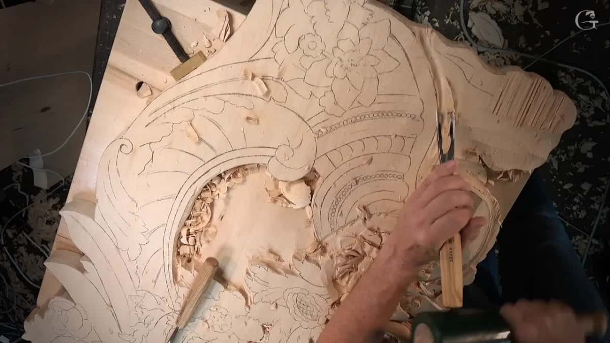 Green mallet head coming in low beside an upright gouge