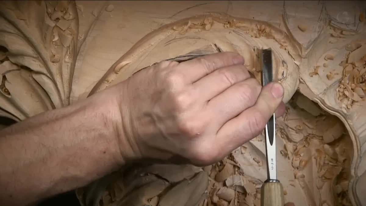 Fingers resting on the lobe