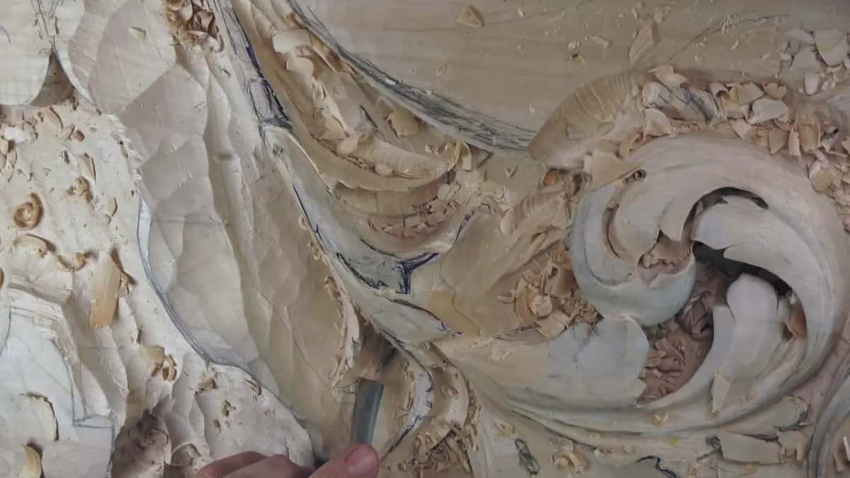 A straight gouge stands in the hollow.