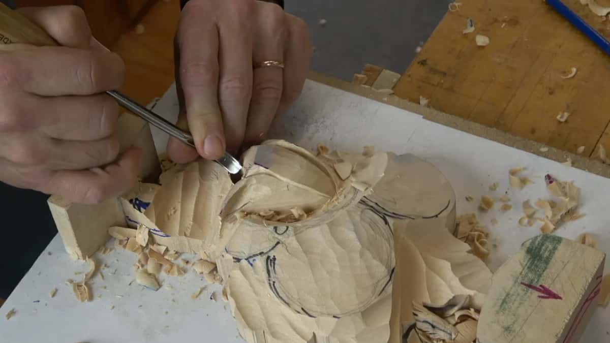 Small gouge freeing the left hand petal from the wood it was still joined to, shavings everywhere