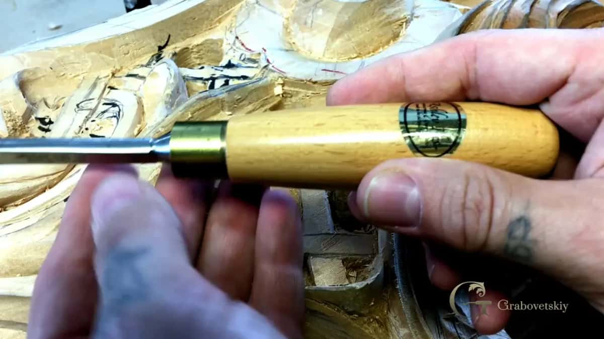 Round English handle in the hand.