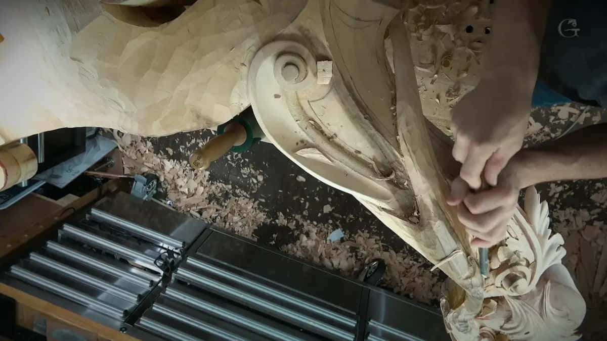 Both hands close together on a short gouge in the middle of the band