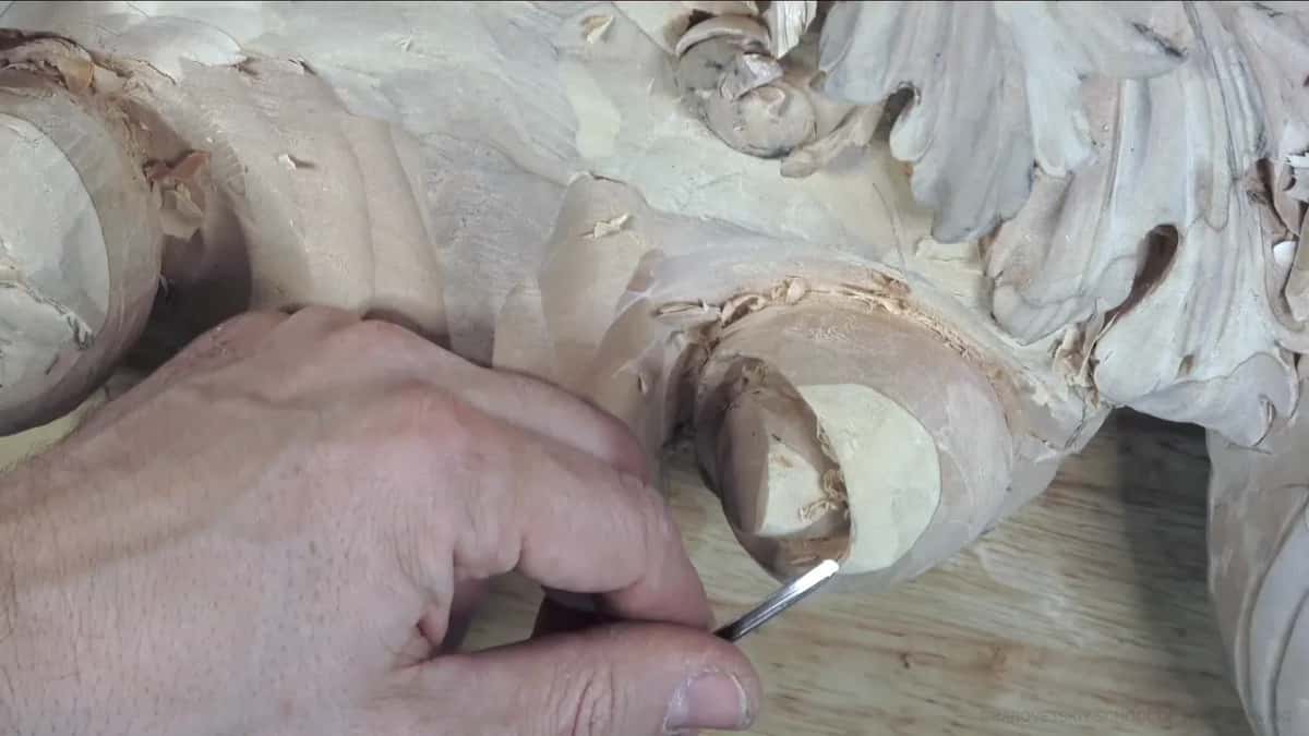 Below the round end, a small veiner is steered by the thumb and two fingers together.