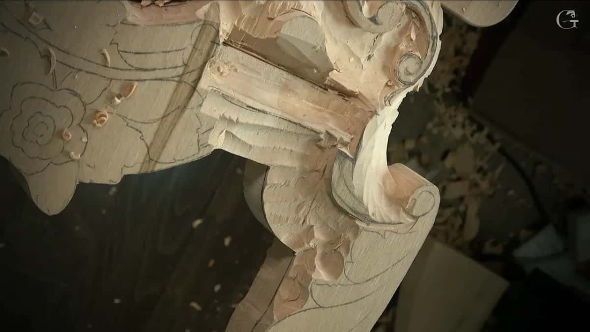 Molding corner with pencil lines