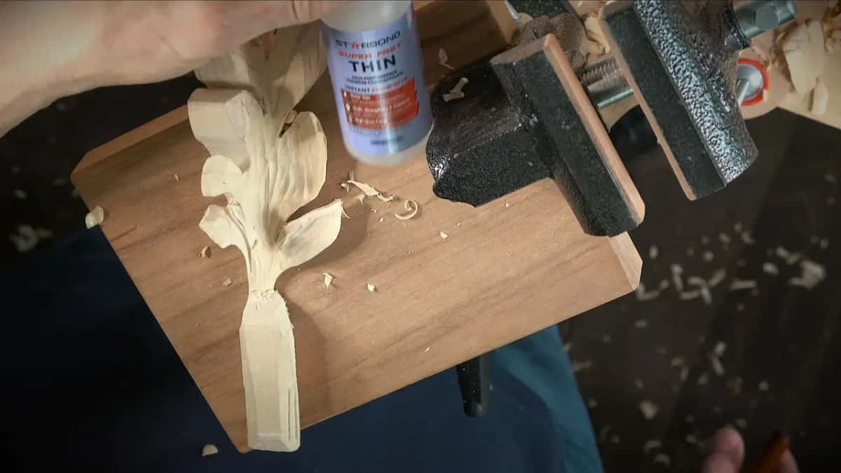 On the bench Starbond bottle standing on a dark board next to the carved layer, clamp to the right