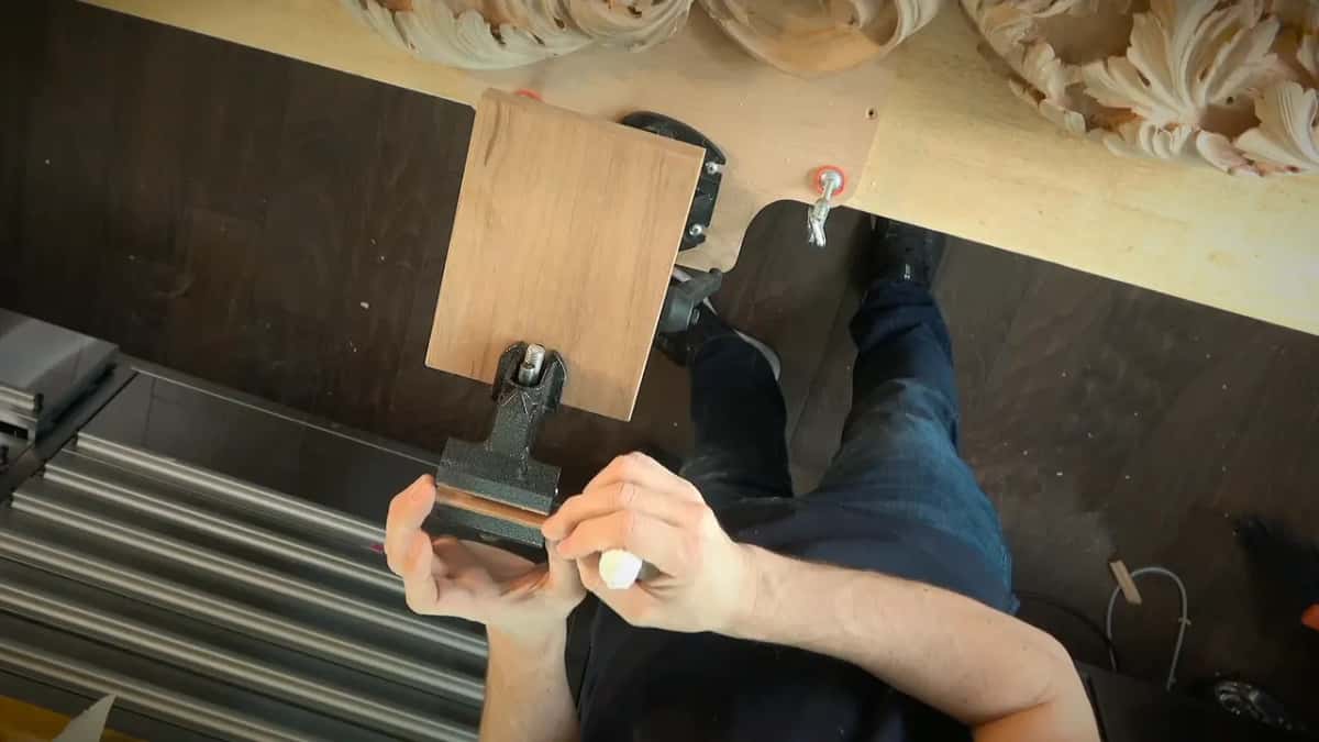 Leather in the jaws Fingers at the clamp jaws