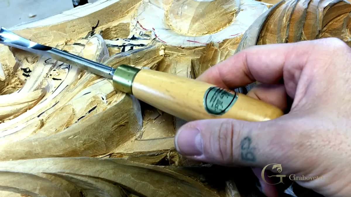 Brass ferrule between steel and pale handle, edge in wood