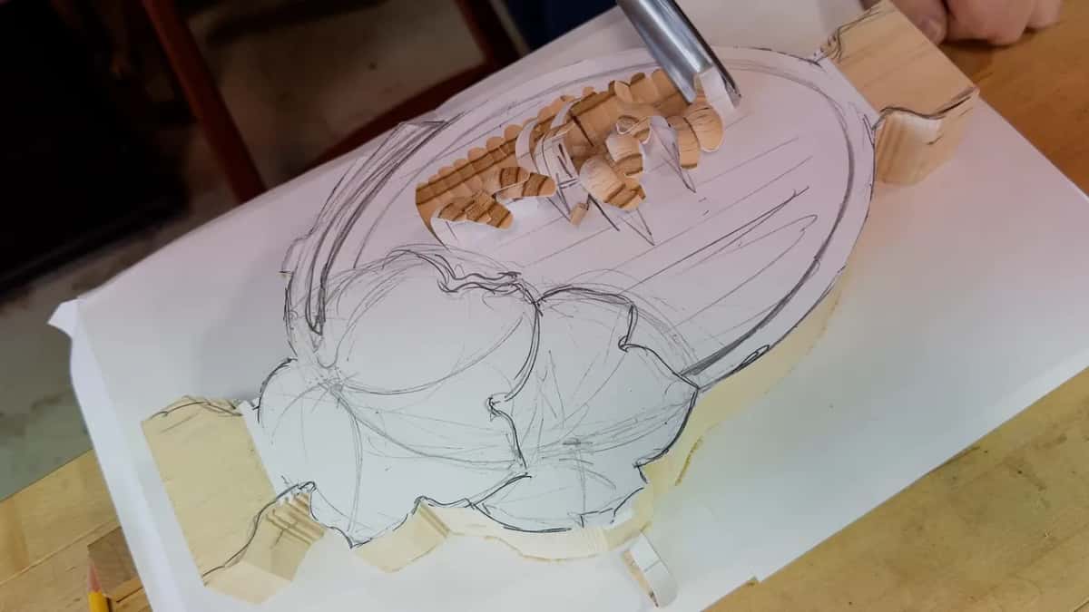 Passes crossing the middle with loose chips on the drawing