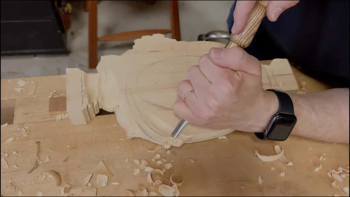 Gouge with a pale handle at the edge
